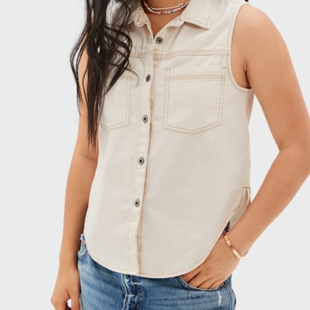American Eagle Sleeveless White Denim Button-up small Vest (NWT)